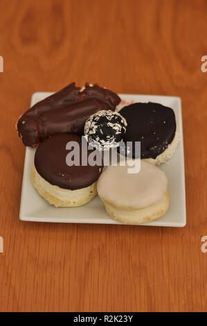 Frische und köstliche kleine Mix eclairs, cremige Kuchen Stockfoto