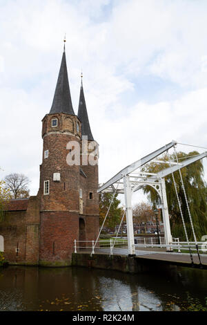 Das Oostpoort in Delft, Niederlande. Das Oostpoort war Teil der mittelalterlichen Stadtmauer der niederländischen Stadt. Stockfoto