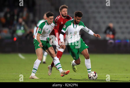 Republik Irland Cyrus Christie (rechts) und Callum O'Dowda (links) Halten aus Dänemark Lasse Schone während der UEFA Nationen Liga, Gruppe B 4 Match an Ceres Park, Aarhus. Stockfoto