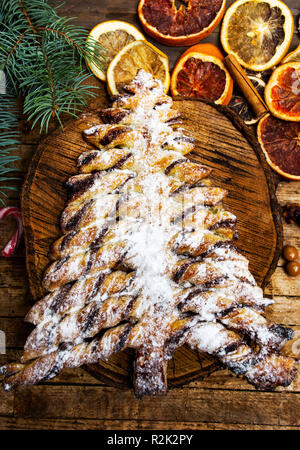 Weihnachtsbaum Gebäck auf einem rustikalen Holztisch, Ansicht von oben Stockfoto