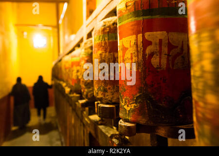 Gebetsmühlen in Nyethang Kloster Stockfoto