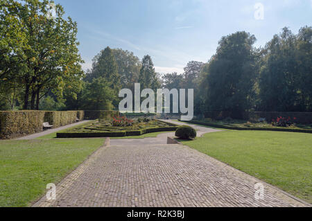 Blick auf den schönen Garten in Het park von Rotterdam an sonnigen Oktober Tag Stockfoto