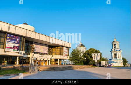 Konzertsaal und Pokrovsky Cathedral in Voronezh, Russland Stockfoto