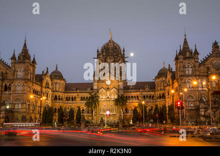 Indien, Maharastra, Mumbai, Bombay, Dadabhai Naoroji Street und Victoria Station. Stockfoto
