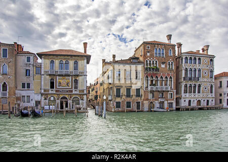Blick auf schöne Gebäude, Gondeln, Brücken und Kanäle in Venedig Stockfoto