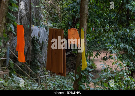 Mönche leben im Regenwald am Tiger Cave Tempel, Wat Tham Sua, Krabi, Thailand, Stockfoto
