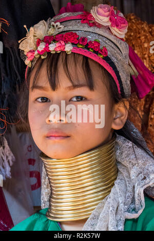 Frau junge Langhals Stockfoto