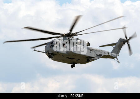 BERLIN - Apr 27, 2018: Neue Sikorsky CH-53K König Hengst heavy-lift Hubschrauber der US-Marines in Aktion auf der ILA Berlin Air Show. Stockfoto