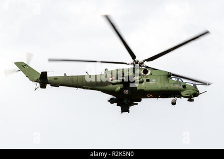 - GILZE Rijen, Niederlande - 30. MAI 2018: die polnische Luftwaffe Mi-24 Hind Kampfhubschrauber in Gilze-Rijen airbase anreisen. Stockfoto