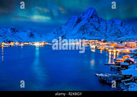 Reine Dorf in der Nacht. Lofoten, Norwegen Stockfoto