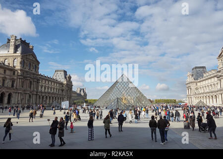 PARIS, Frankreich, 27. Oktober 2018: Leute, die sich vor dem Eingang des Louvre unter der gläsernen Pyramide Stockfoto