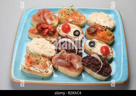 Ein Satz von vielen verschiedenen kleinen Sandwiches Stockfoto