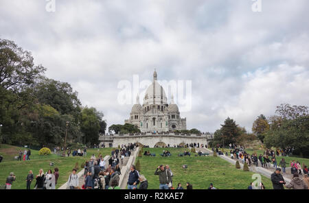 PARIS, Frankreich, 27. Oktober 2018: Menschen auf der Treppe der Basilika Sacré Coeur de Montmartre Stockfoto