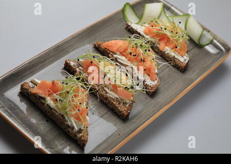 Satz von Lachs auf Frischkäse Sandwiches Stockfoto