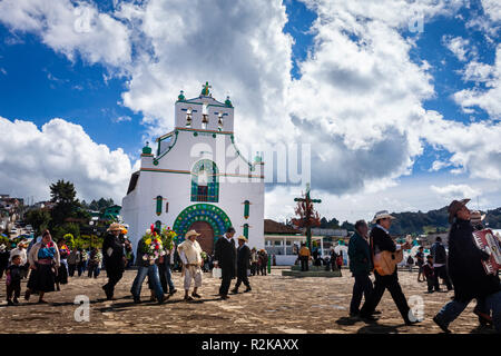 Eine Beerdigung procesion kreuzt die Plaza von Chamula, Chiapas, Mexiko. Stockfoto