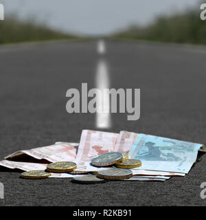 Das Geld liegt auf der Straße Stockfoto