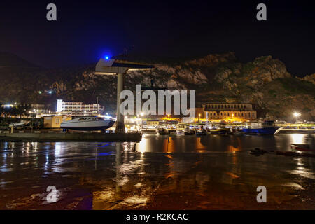 Buggerru, Sardinien. Nacht am Hafen von buggerru entlang der Südwestküste von Sardinien. Lange Belichtung. Stockfoto