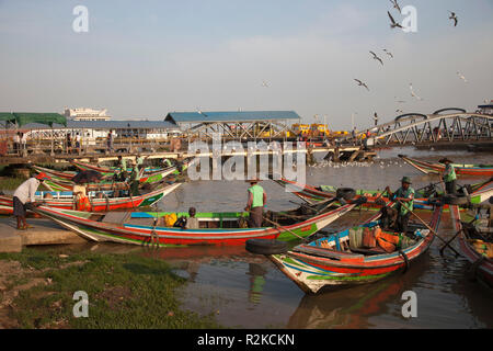 Taxiboote, Yangon Fluss, Yangon, Myanmar, Asien Stockfoto