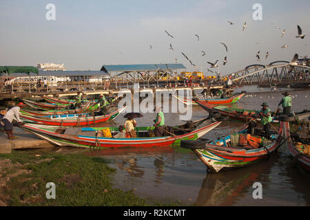 Taxiboote, Yangon Fluss, Yangon, Myanmar, Asien Stockfoto