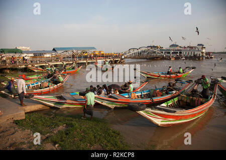 Taxiboote, Yangon Fluss, Yangon, Myanmar, Asien Stockfoto