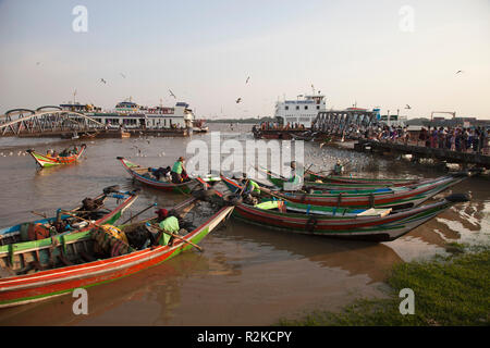 Taxiboote, Yangon Fluss, Yangon, Myanmar, Asien Stockfoto