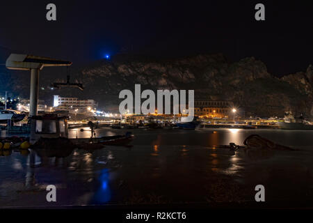 Buggerru, Sardinien. Nacht am Hafen von buggerru entlang der Südwestküste von Sardinien. Lange Belichtung. Stockfoto