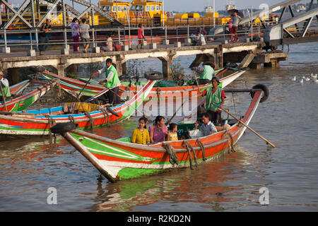 Taxiboote, Yangon Fluss, Yangon, Myanmar, Asien Stockfoto