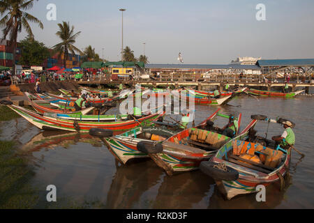 Taxiboote, Yangon Fluss, Yangon, Myanmar, Asien Stockfoto