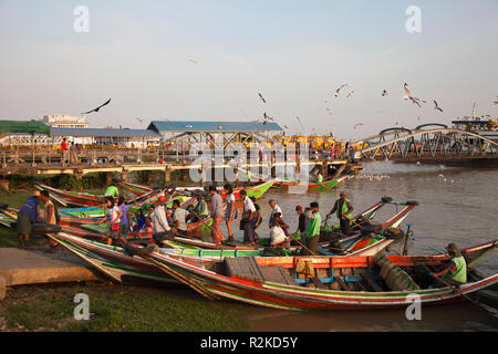 Taxiboote, Yangon Fluss, Yangon, Myanmar, Asien Stockfoto