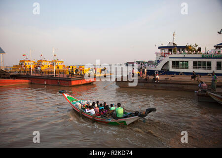 Taxiboote, Yangon Fluss, Yangon, Myanmar, Asien Stockfoto