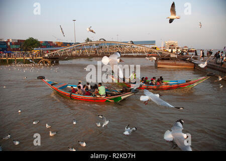 Taxiboote, Yangon Fluss, Yangon, Myanmar, Asien Stockfoto