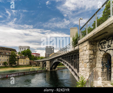 Alte Eisenbahnviadukt über die Limmat in Zürich West Stockfoto