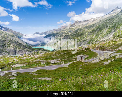 Pass Road und Grimsel Vorratsbehälter auf dem Grimselpass im Berner Oberland Stockfoto