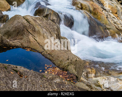 Fließendes Wasser zwischen Felsen im Verzasca Tal Stockfoto