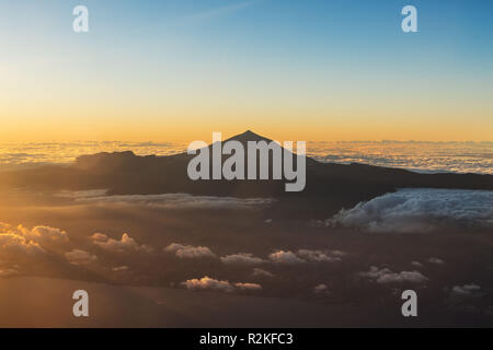 Luftaufnahme der Kanarischen Insel Teneriffa mit dem Gipfel des Teide bei Sonnenuntergang. Stockfoto