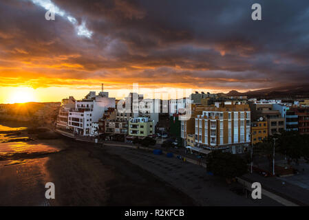 Gebäude an der Küste von El Medano auf Teneriffa bei Sonnenuntergang. Stockfoto