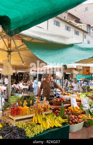 Verkauf von frischen Fruchtsäften in der Straße Markt auf dem Campo dei Fiori, Rom, Italien. Stockfoto