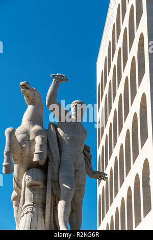 Der Palazzo della Civilta del Lavoro, 1937 von Marcello Piacentini konzipiert, für die esposizione Universale Roma oder EUR, Rom, Italien. Stockfoto