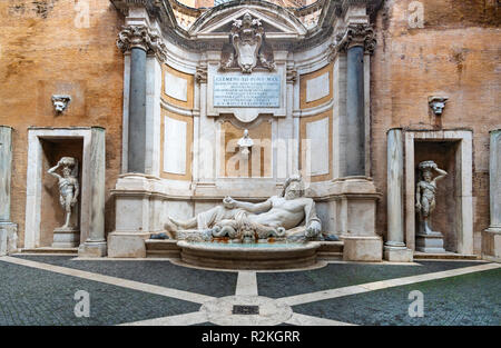 (Marforio Marphurius) ist eine 1. Jahrhundert römischen Marmorskulptur eines Flusses Gott oder Oceanus in einem barocken Brunnen, im Innenhof des Palazzo dei Stockfoto