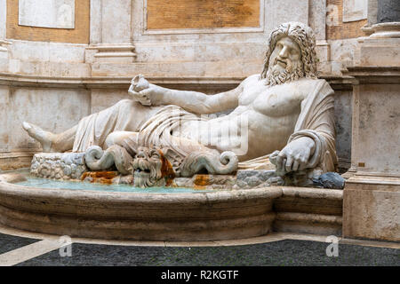 (Marforio Marphurius) ist eine 1. Jahrhundert römischen Marmorskulptur eines Flusses Gott oder Oceanus in einem barocken Brunnen, im Innenhof des Palazzo dei Stockfoto