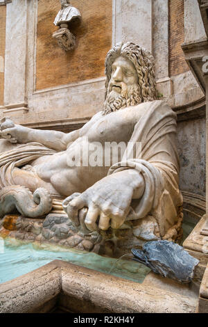 (Marforio Marphurius) ist eine 1. Jahrhundert römischen Marmorskulptur eines Flusses Gott oder Oceanus in einem barocken Brunnen, im Innenhof des Palazzo dei Stockfoto