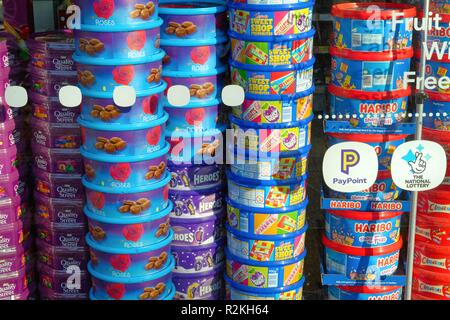 Dosen von Süßwaren auf Anzeige in einer Food Store Fenster Surrey England Großbritannien Stockfoto