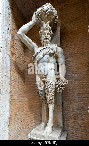 Eine römische Periode Marmorstatue eines Faun oder Satyr, eine Kopie einer hellenistischen Original, im Innenhof des Palazzo dei Conservatori, Teil der Gap Stockfoto