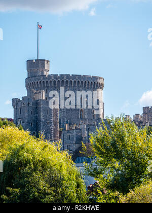 Flagge auf runder Turm, der Bergfried, Schloss Windsor, Windsor, Berkshire, England, UK, GB. Stockfoto