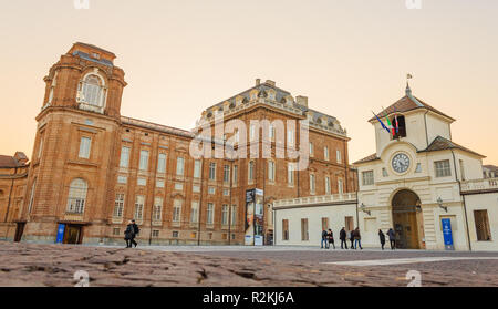 VENARIA REALE, Piemont/Italien - ca. August 2016: Eingang zum Palast von Venaria Royal und ein Teil der Fassade auf August 2016, in Venaria Reale. Stockfoto