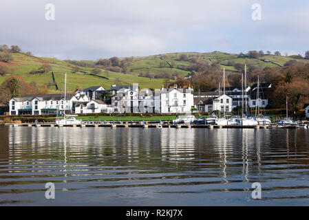 Das Low Wood Hotel in Low Wood Bay Lake Windermere Lake District National Park Ambleside Cumbria England United Kingdom Komplex Stockfoto