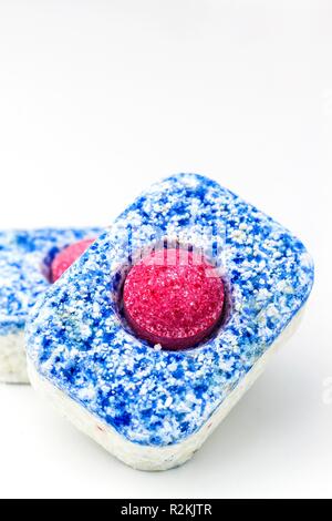 Spülmaschine Tabletten auf weißem Hintergrund. Organische Geschirrspüler. Detail der Reinigungsmittel. Chemische Industrie Stockfoto