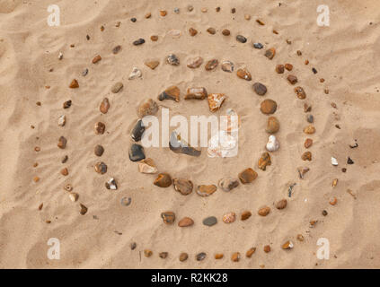 Ein Labyrinth von kleinen Steinen am Strand gemacht Stockfoto