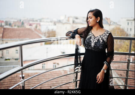 Schöne indische Mädchen in schwarz Sari Kleid am Balkon gestellt. Stockfoto