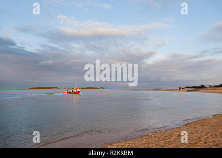 Das Boot in Richtung Wells-next-the-Sea, Norfolk, Großbritannien Stockfoto